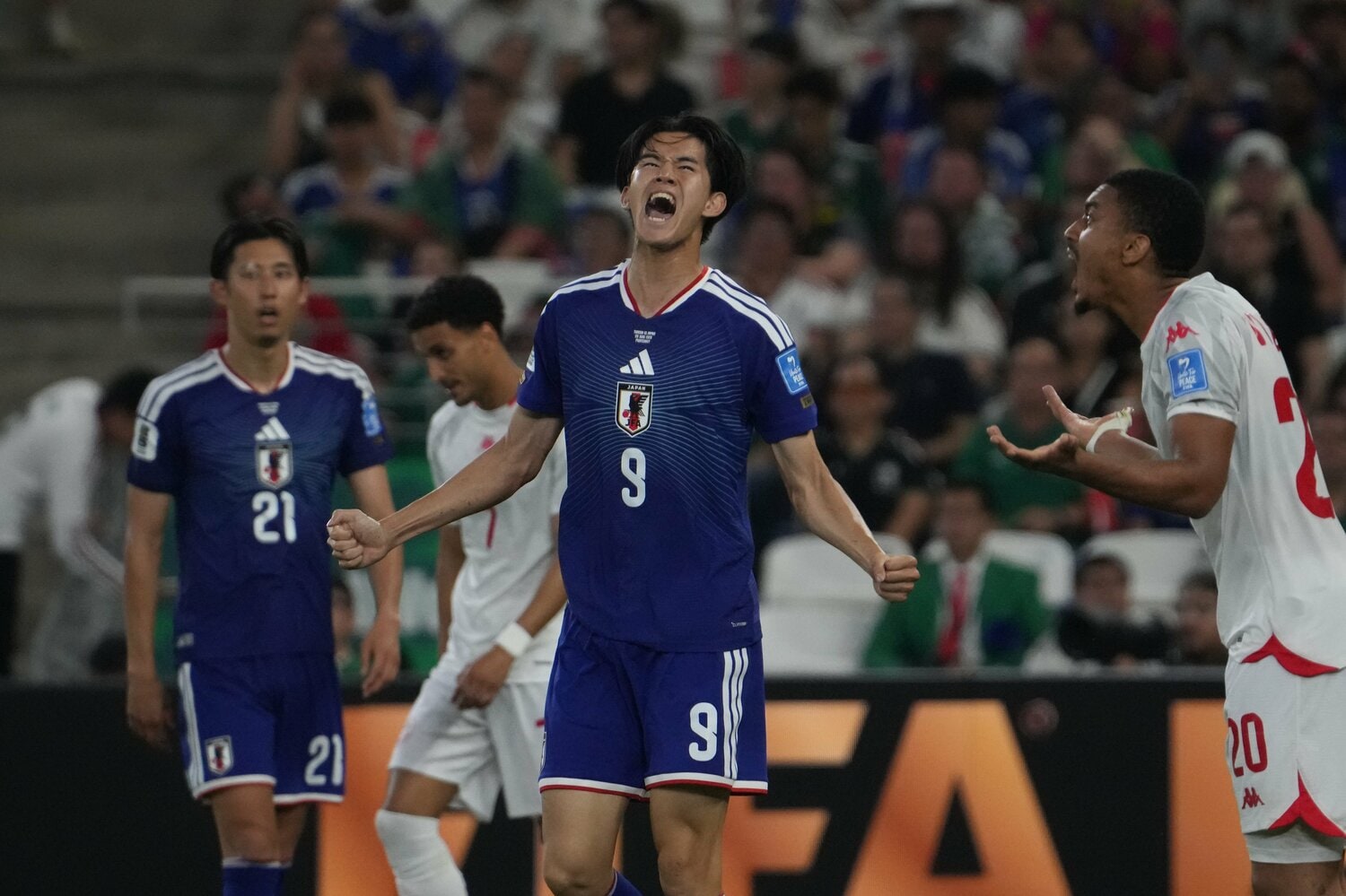 試合終盤、プレスに成功して雄叫びをあげる後藤啓介 ©Masashi Hara