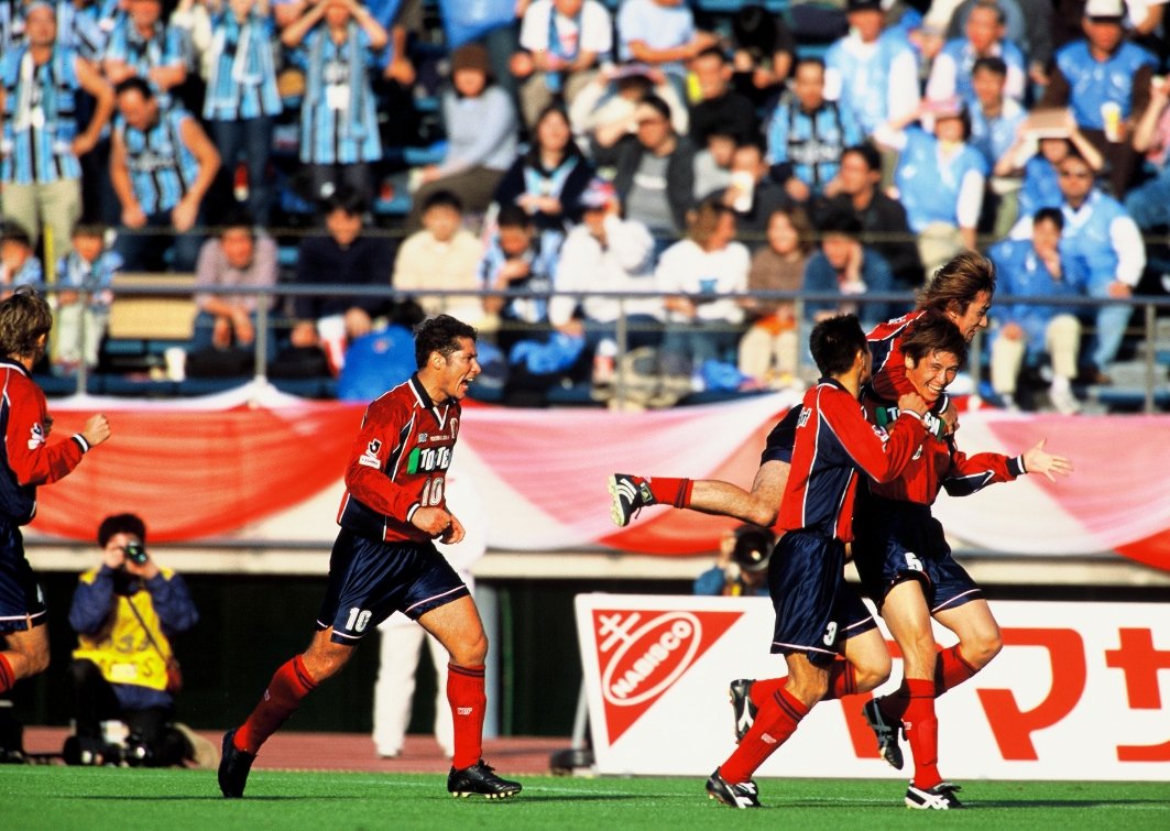 2000年の鹿島とビスマルク　©Takao Yamada