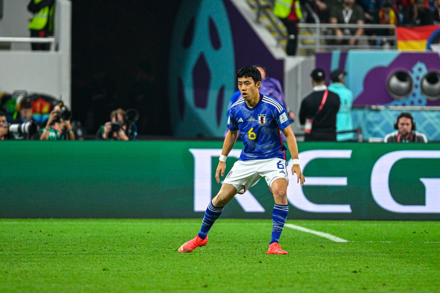 田中に代わってピッチに立った遠藤　©Takuya Sugiyama/JMPA