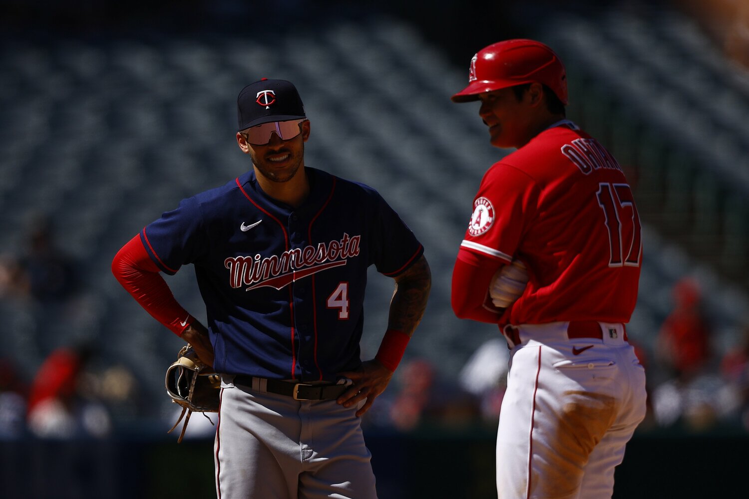 楽しげに談笑するカルロス・コレアと大谷翔平（写真は2022年8月）　©Getty Images