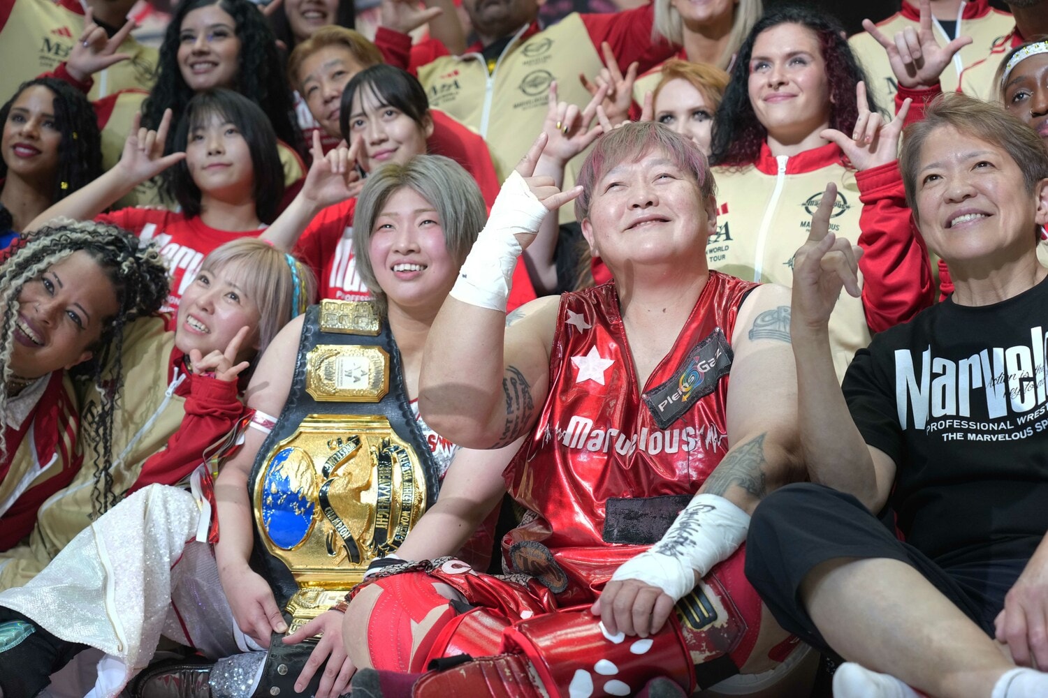 マーベラス10周年の記念撮影。桃野美桜、彩羽匠、長与千種、ライオネス飛鳥ら ©Essei Hara