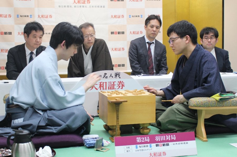 藤井聡太と永瀬拓矢の名人戦「関係者はソワソワ」GWの羽田空港に“2人だけの異空間”…取材記者が見た舞台裏「飛行機を止めてくれと言われるかと(笑)」<Number Web> photograph by Number Web