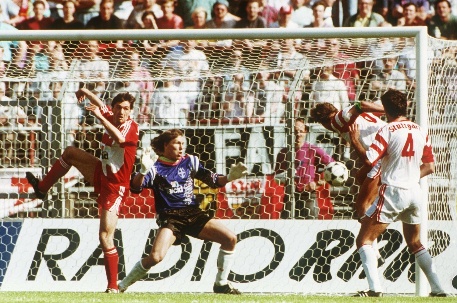 1992年5月16日、レバークーゼン戦でリーグ優勝に導く決勝ゴールを奪ったブッフバルト　©︎Getty Images