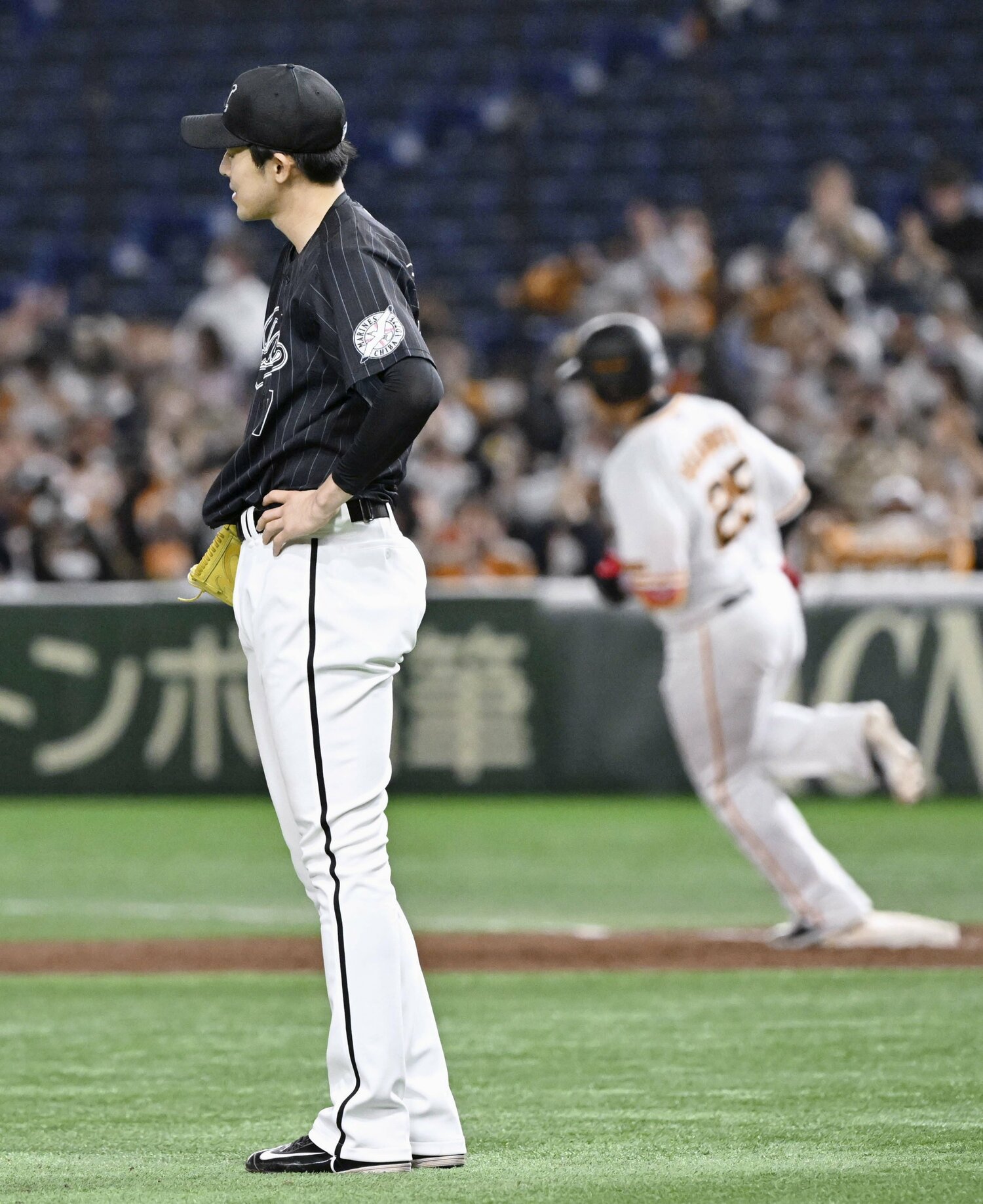 巨人・岡本に満塁ホームランを打たれて、悔しがる佐々木朗希　©︎KYODO