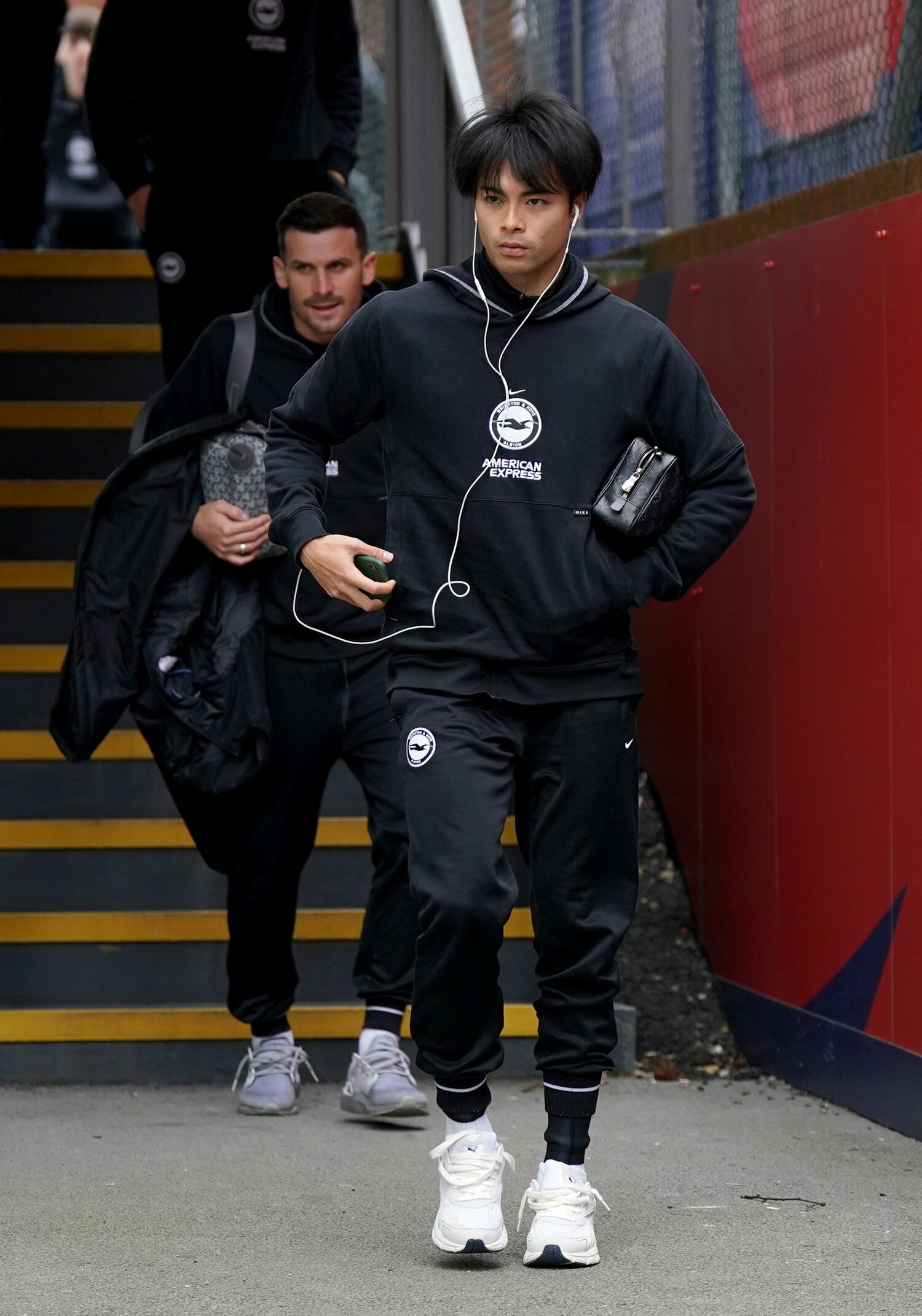 クリスタルパレス戦当日。セルハースト・パークに到着した三笘　©AFLO