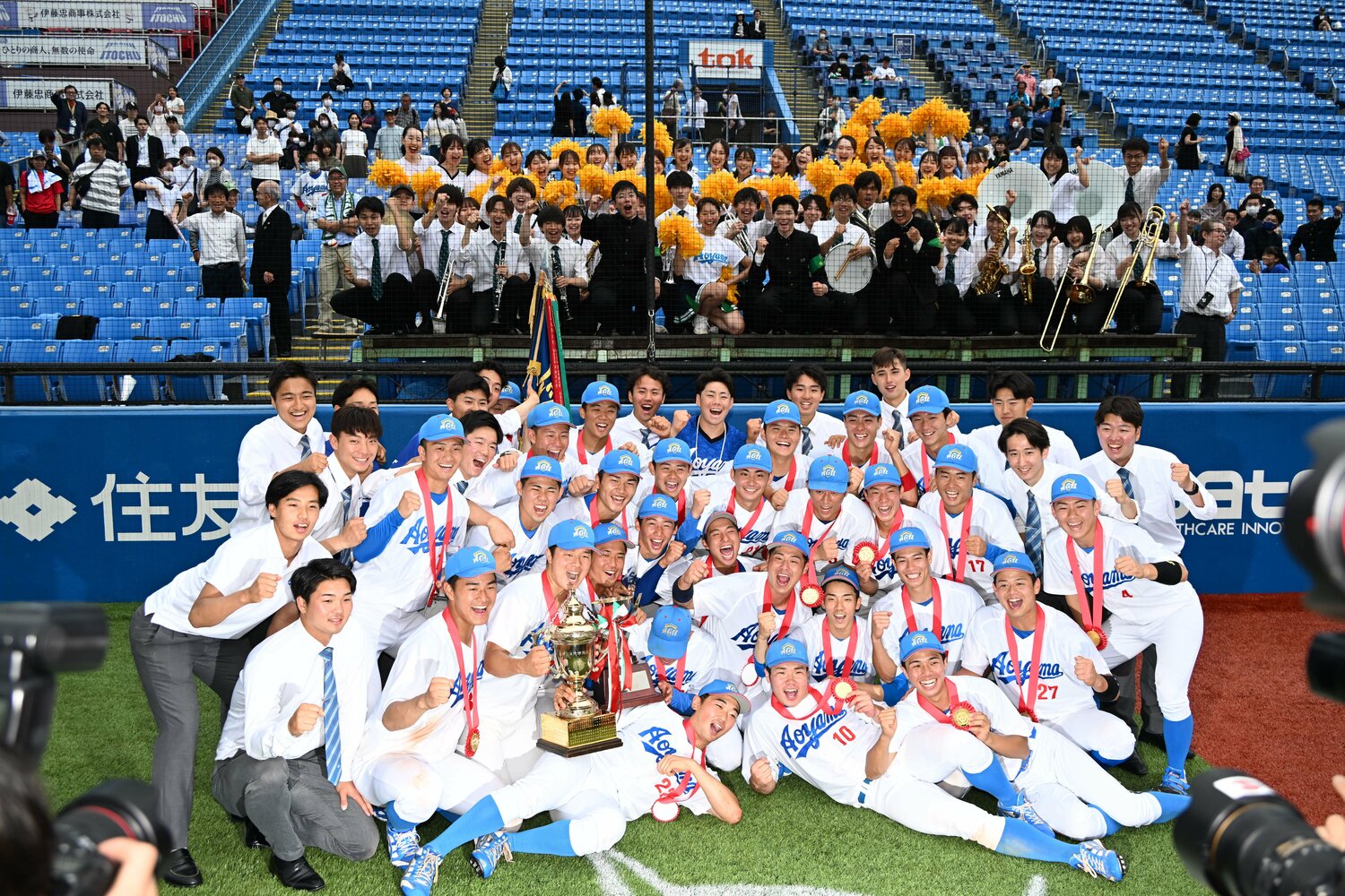 大学選手権を制した青山学院大学。ドラ1候補のエース常廣羽也斗が明治大を完封し、17大会ぶりの日本一に輝いた　©︎JIJI PRESS