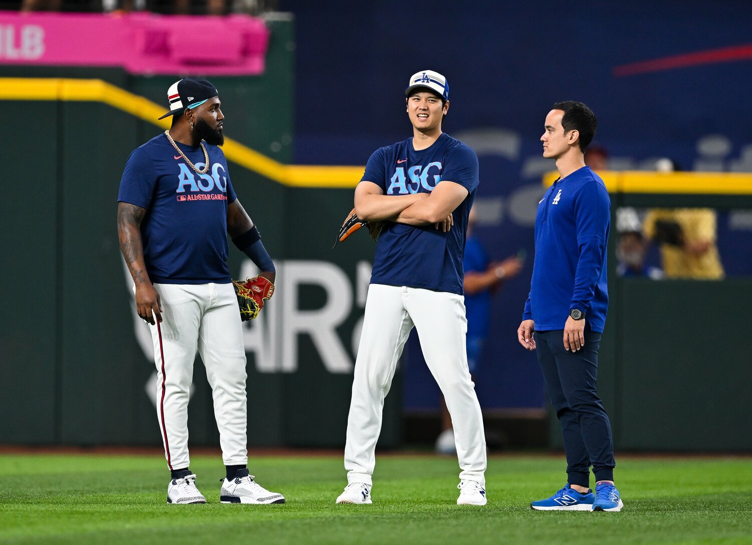 オールスター前日練習。大谷翔平を横でサポートするアイアトン通訳　©Getty Images