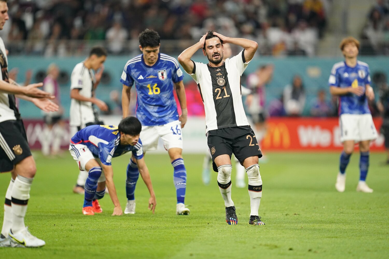 59分にシュートがポストに当たって外れ、天を仰ぐギュンドガン　©Getty Images