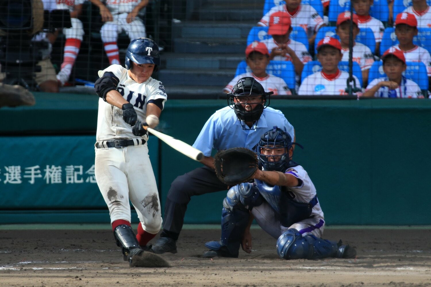 夏の甲子園決勝でヒットを放つ青地。この大会通じて実に4割を超える打率を残した ©AFLO