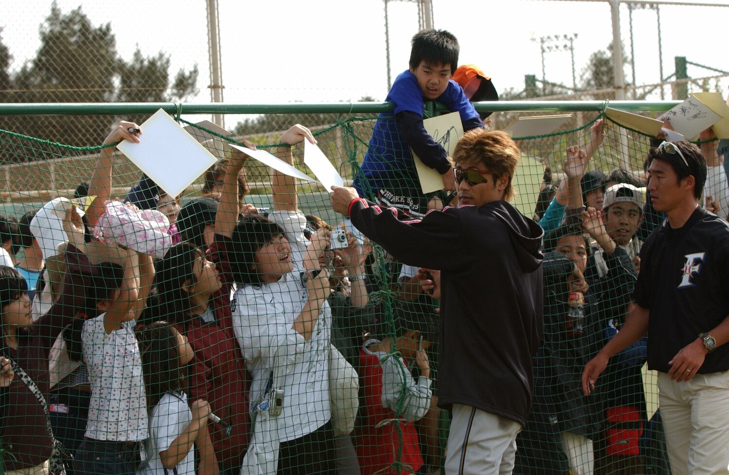 日本ハム入団後の2004年春の沖縄キャンプで。やはり新庄フィーバーが巻き起こった　©BUNGEISHUNJU