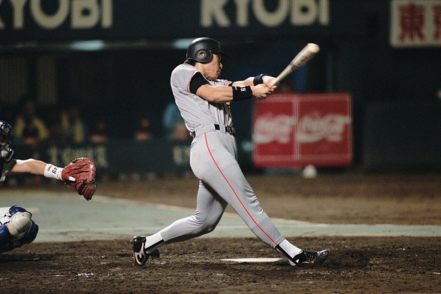 「10・8決戦」の5回にソロ本塁打を放つ4番・松井秀喜　©BUNGEISHUNJU