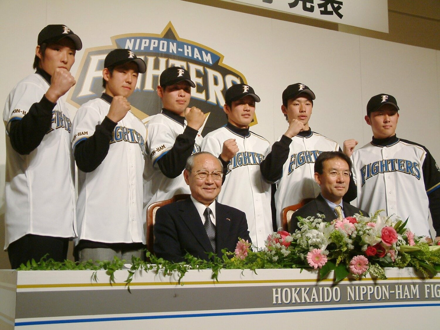 2003年ドラフトで自由獲得枠で日本ハムに入団した糸井嘉男。当時の登録は投手だった(一番左、2003年新入団会見)©︎JIJI PRESS