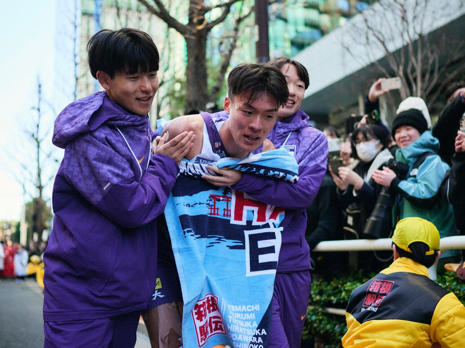 走り切った佐藤を山川と帰山が迎える　©Yuki Suenaga