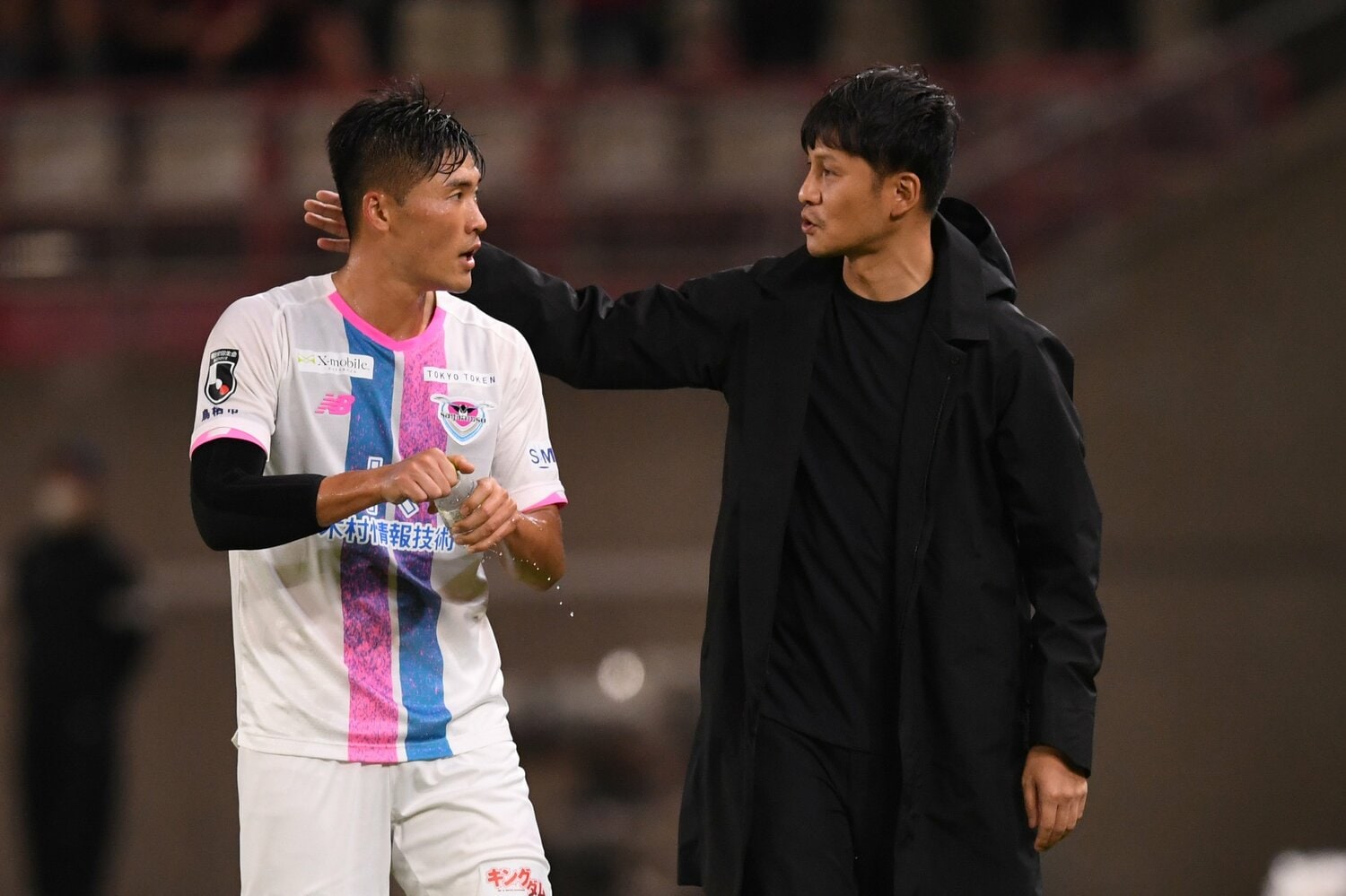 ファン・ソッコと意思疎通を図る川井監督。ピッチ上以外にもミーティングでも興味深い試みをしているようだ　©Masashi Hara/Getty Images