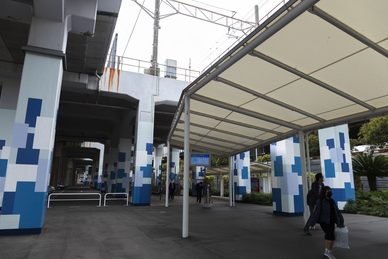 ららぽーとっぽいブルーの柱