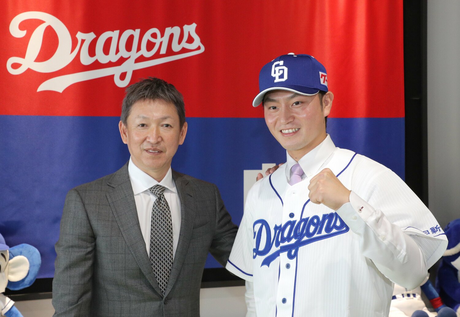 DeNAから中日に入団した砂田毅樹投手と立浪監督　©︎JIJI PRESS