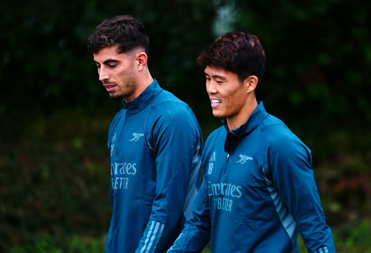 トレーニンググラウンドでは今夏加入したカイ・ハヴァーツと談笑する姿も ©AFLO