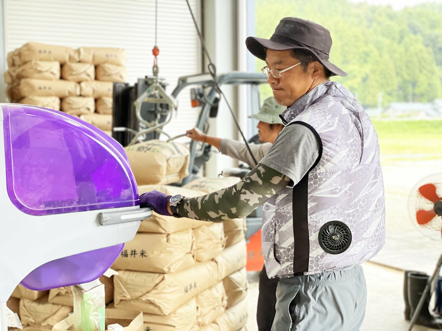 淡々と作業する中垣内氏