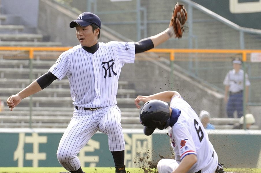 〈消えた天才〉大阪桐蔭・中田翔を泣かせた「甲子園史上最高のセカンド」地獄の時間で守備職人→センバツ優勝も…1年経たず早大中退していた<Number Web> photograph by Kyodo News