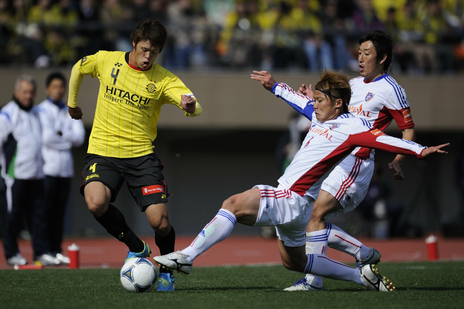 柏レイソル・酒井宏樹（左）のボールを奪いにいくFC東京・太田宏介（2012年）©︎Takuya Sugiyama
