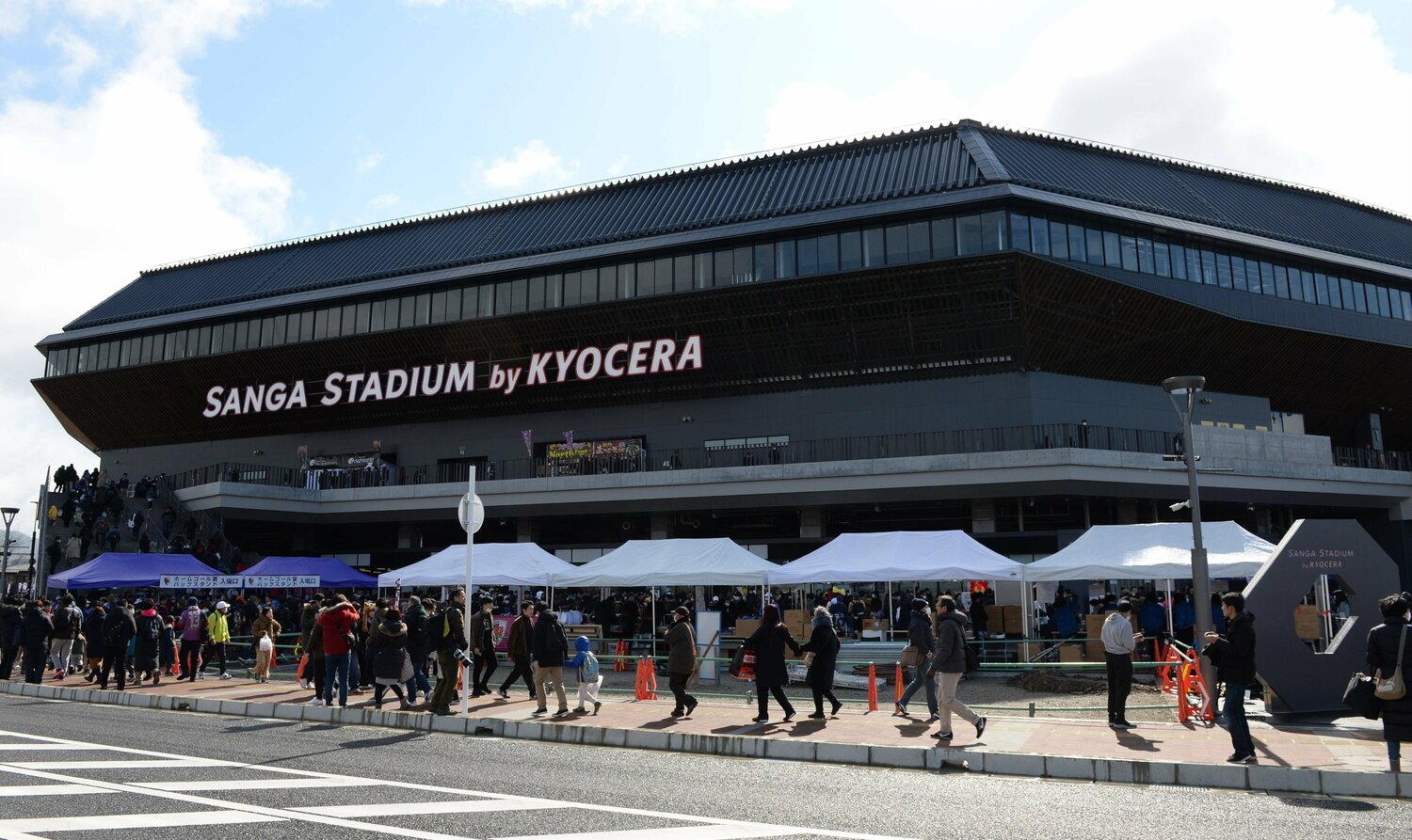2020年に開場したサンガスタジアム by KYOCERA。試合がない日も収益が見込める複合型施設となっている　©JIJI PRESS
