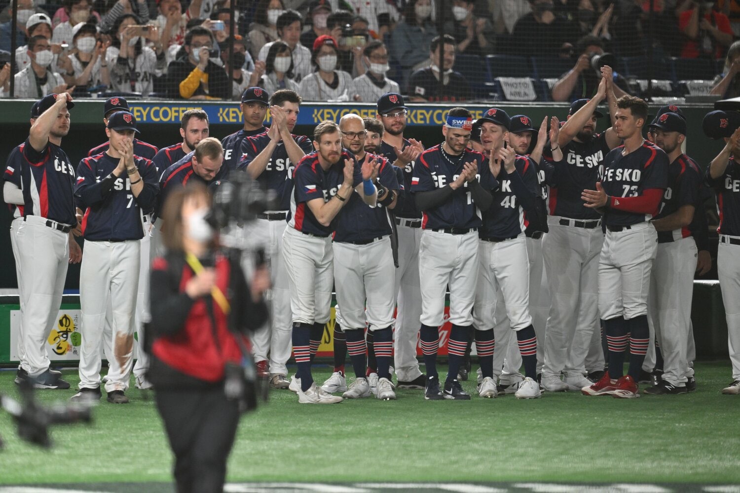 勝った日本に称賛の拍手を送るチェコ代表の選手たち　©Naoya Sanuki