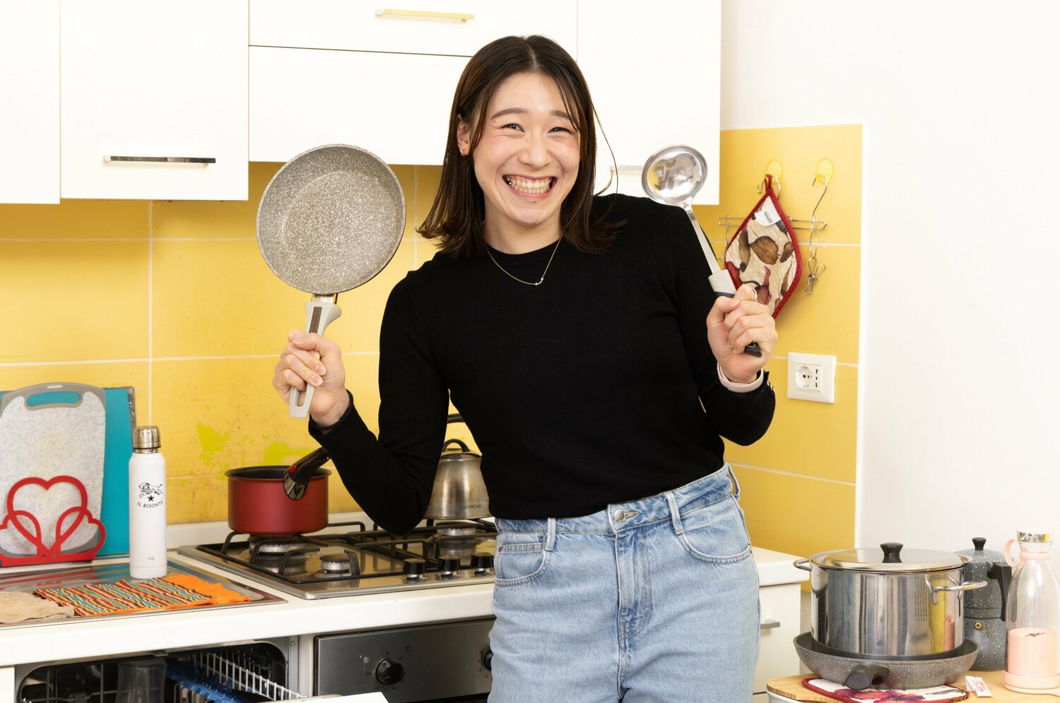 自炊も始めたと自慢げにキッチンを紹介 ©︎Takahisa Hirano