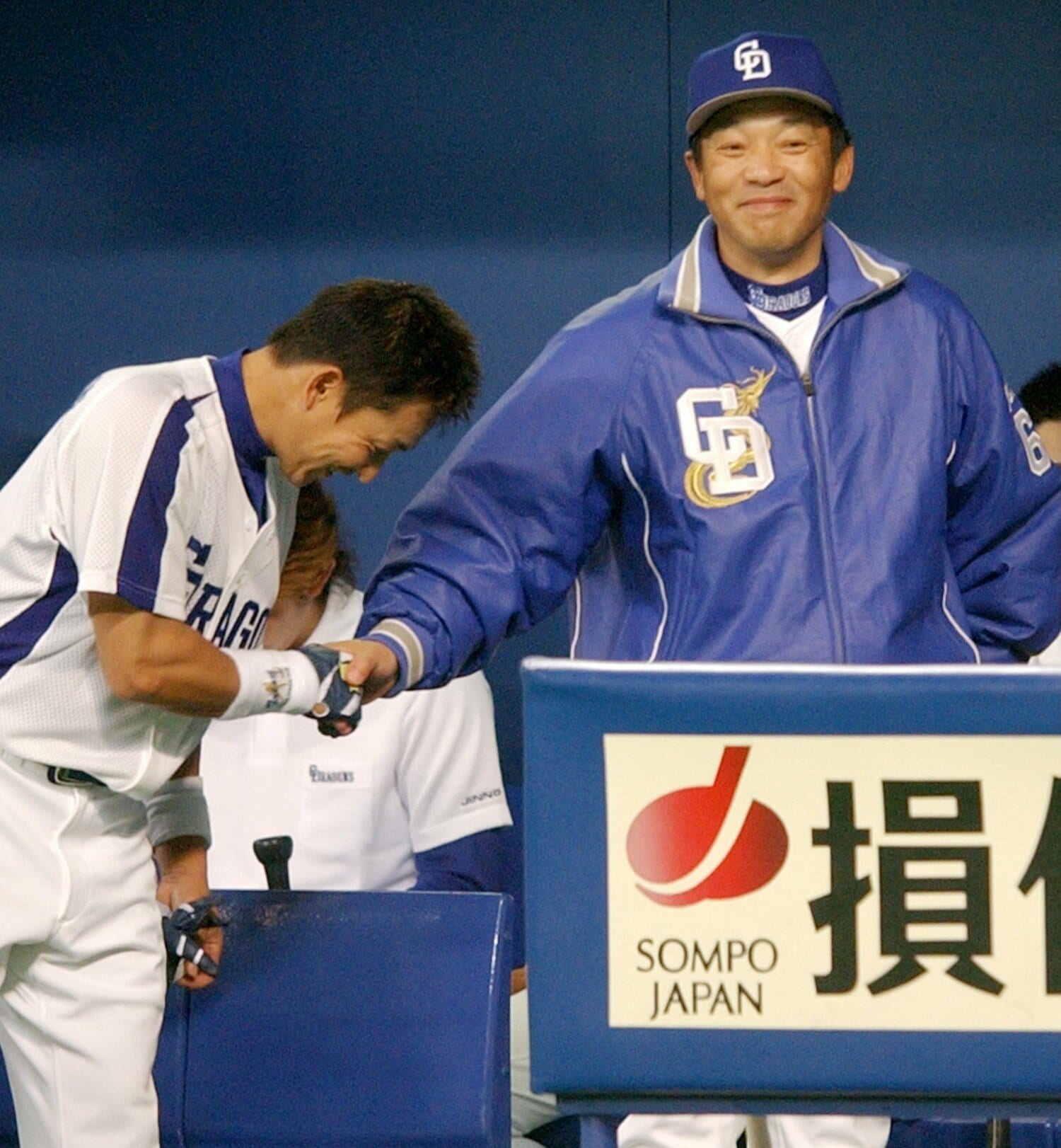 中日監督時代（2004年～2011年）。写真は2004年、立浪和義と握手　©JIJI PRESS