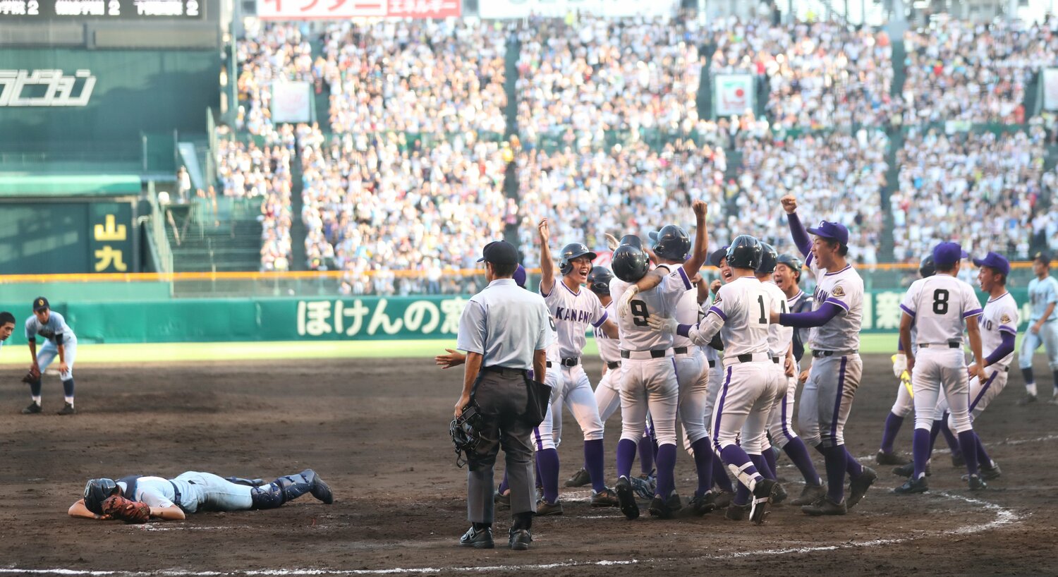 5年前の夏の甲子園準々決勝。吉田輝星擁する秋田・金足農業高の“旋風”に敗れた。試合後、グラウンドに突っ伏す有馬　©JIJI PRESS