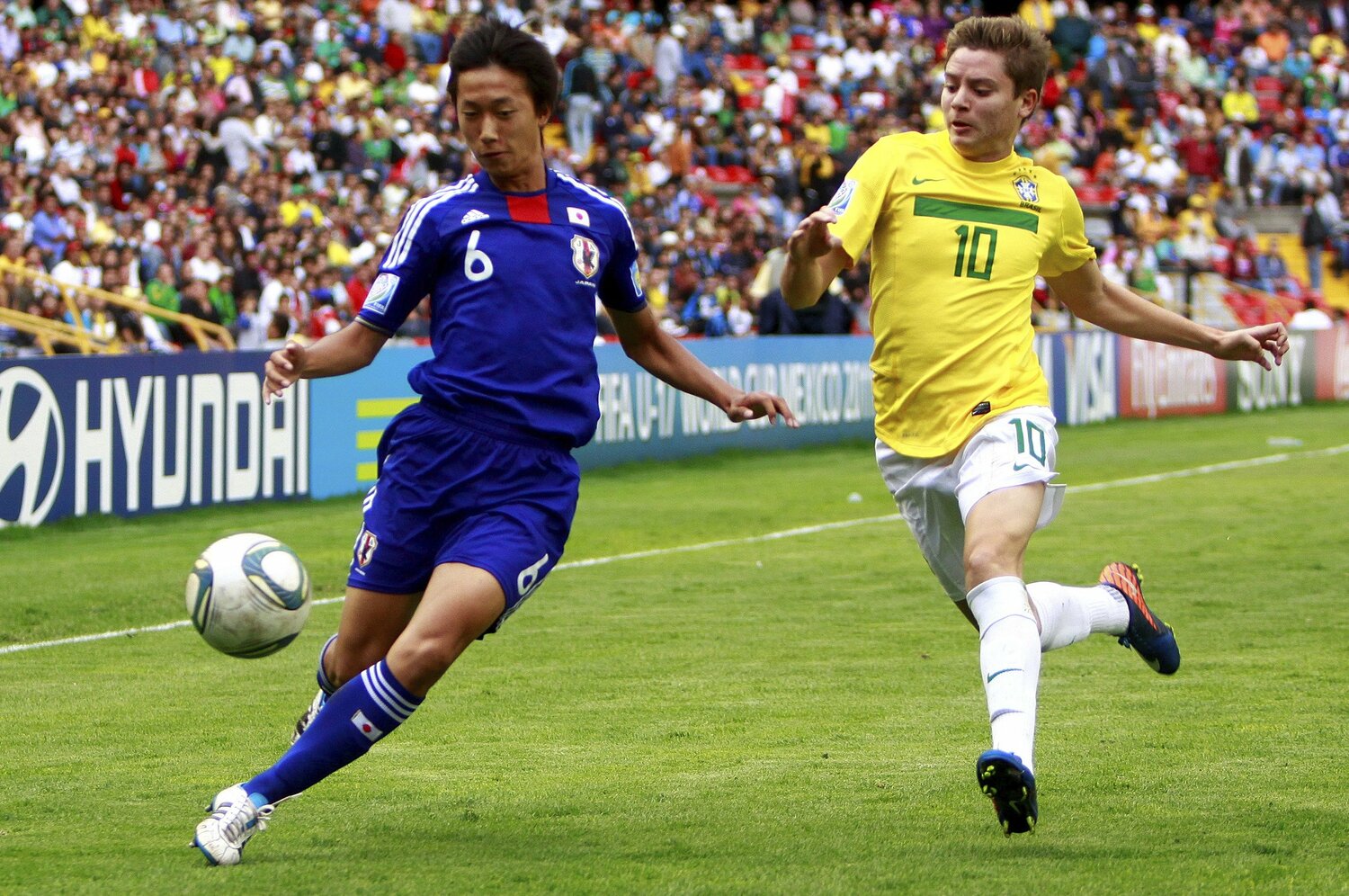 2011年、U-17W杯ブラジル戦での室屋　©Getty Images
