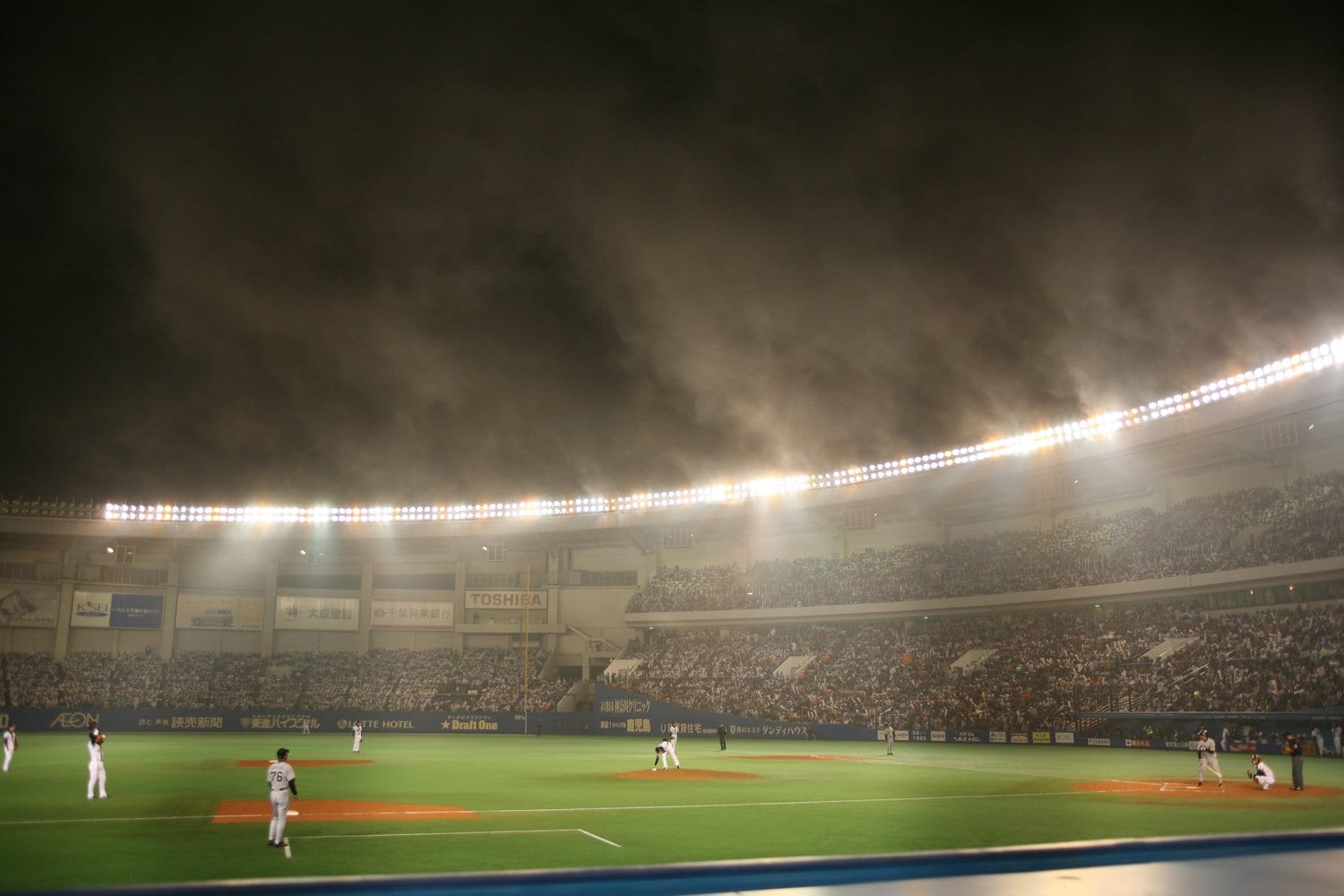 霧が発生しはじめた状況の2005年日本シリーズ第1戦©Naoya Sanuki