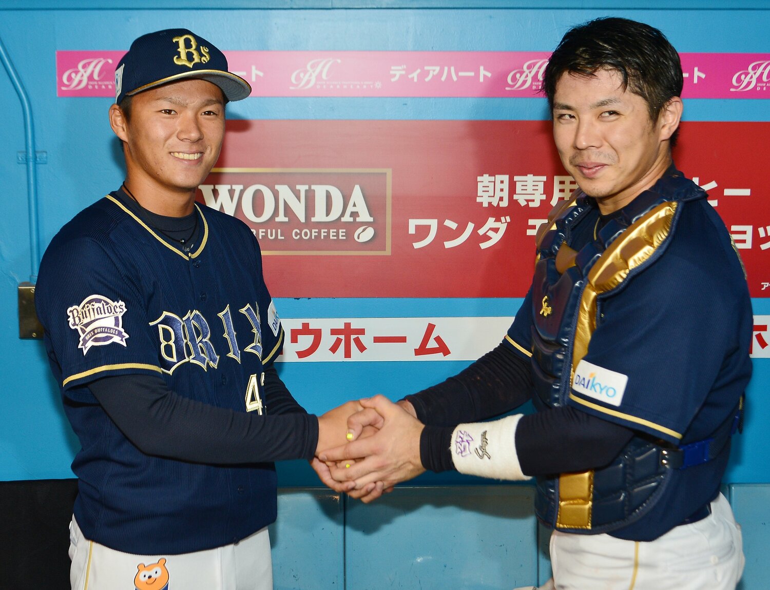 写真は2017年8月、プロ初勝利をした山本と握手をする若月健矢。山本は2016年ドラフト4位でオリックス入団　©Sankei Shimbun