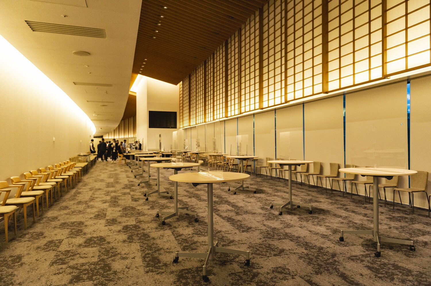 ラウンジがこんなに広いだなんて！　©Wataru Sato