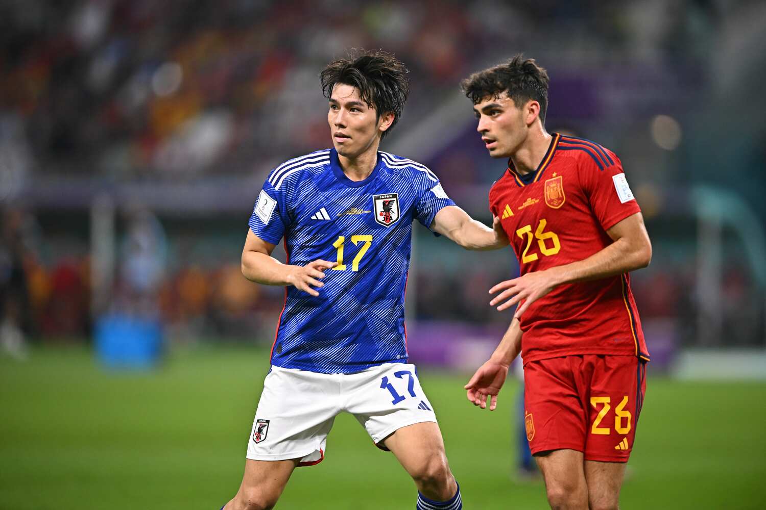 前半から一転、後半ではペドリ(右)らスペイン代表の中盤を封じ込めた ©︎Takuya Kaneko/JMPA