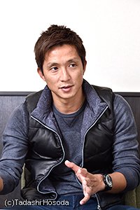 1976年9月1日、愛媛県生まれ。現役時代はジュビロ磐田で3度のJリーグ制覇に貢献。Jリーグベストイレブンにも4度選出。日本代表として'02年日韓、'06年ドイツとW杯2大会に出場。現在はサッカー解説者。