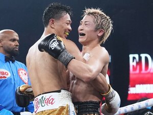 試合終了のゴングと同時に、笑顔で抱擁をかわす両雄。井上尚弥と中谷潤人の歴史的一戦は、ファンにとって極上の体験だった