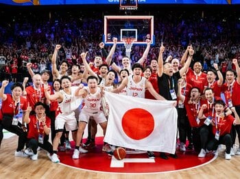 「バスケ後進国」日本はなぜ最終クオーターで何度も大逆転できた？ トム・ホーバスHCがかけた“自分たちを信じる”のための「3つの魔法」＜Number Web＞ photograph by FIBA