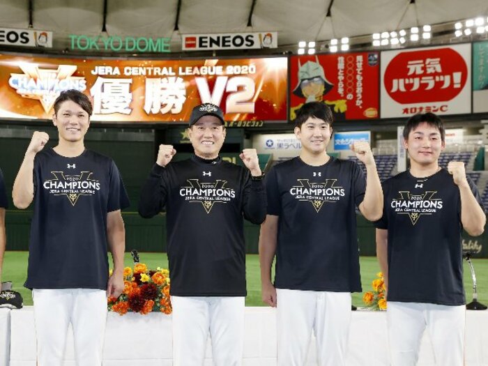 《祝 ひとり5連覇》骨折してもグラウンドに立つ　巨人・丸佳浩を支える思考法「平均の法則」とは＜Number Web＞ photograph by Kyodo News