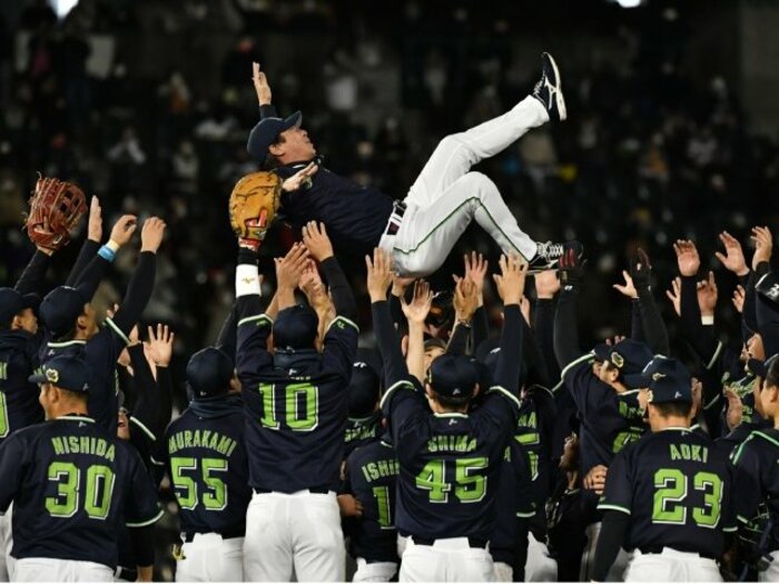 オリックスの「データと役割」野球を撃破…ヤクルト高津臣吾監督が信じた＜“主役は自分たち”とノムさんの教え＞とは＜Number Web＞ photograph by Hideki Sugiyama