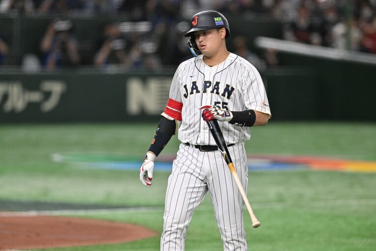 チャンスで凡退し、悔しそうな村上宗隆　©Naoya Sanuki