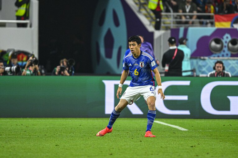 田中に代わってピッチに立った遠藤　©Takuya Sugiyama/JMPA