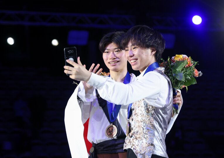 3位の吉岡希と自撮りする三浦　©Getty Images