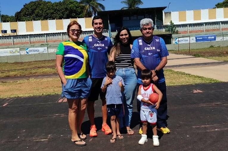 世界陸上で金メダルを獲得したブラジル人カイオ・ボンフィム一家。現地ブラジリアに足を運ぶと、とても幸せそうだった ／ photograph by Hiroaki Sawada