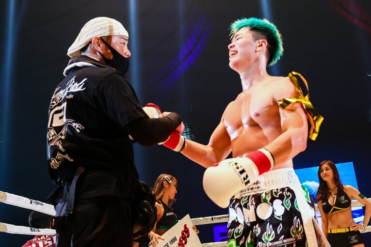 試合終了後、父であり相手セコンドだった那須川会長と。控室でも会長が熱っぽく語りかけていたという　©Susumu Nagao