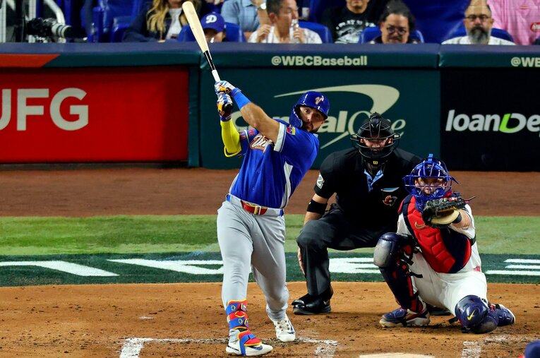 WBC決勝戦、5回にホームランを放つベネズエラのウィルヤー・アブレイユ。NHK解説者・小早川毅彦氏が今大会に見た「世界のバッティング」のトレンドとは？ ／ photograph by Getty Images