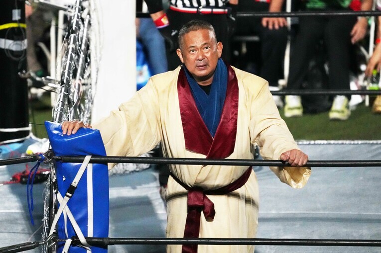 有刺鉄線電流爆破マッチのリングに立った西村修。2024年8月24日、富士通スタジアム川崎（旧・川崎球場） ©Essei Hara