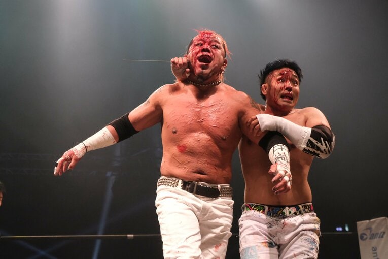 カリスマ葛西純「世の中は無駄な血を一滴も流すな」 頬を串刺し、人間ダーツ…それでもデスマッチが“ただの残虐ショー”ではない理由(18)