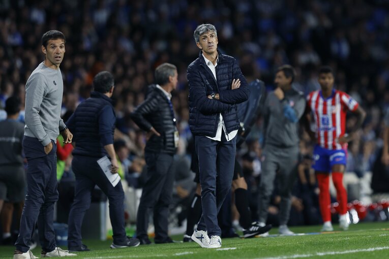 久保が痛んだ際には、指揮官の表情も心配そう　©Daisuke Nakashima