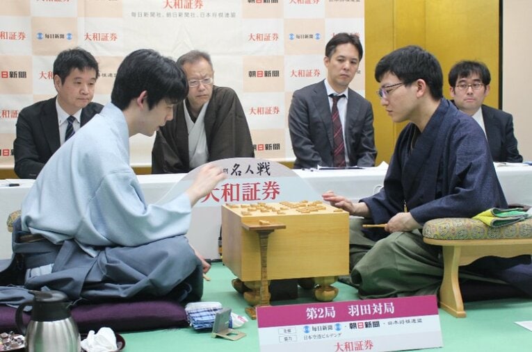 ゴールデンウィークの羽田空港で行われた名人戦第2局。藤井聡太名人と永瀬拓矢九段が白熱の攻防を繰り広げた ／ photograph by Number Web