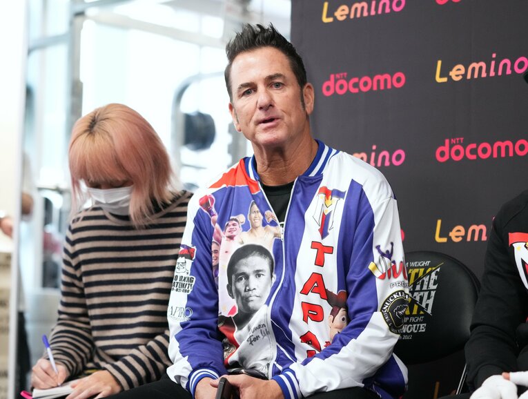 取材に応じるタパレス陣営　©Naoki Fukuda